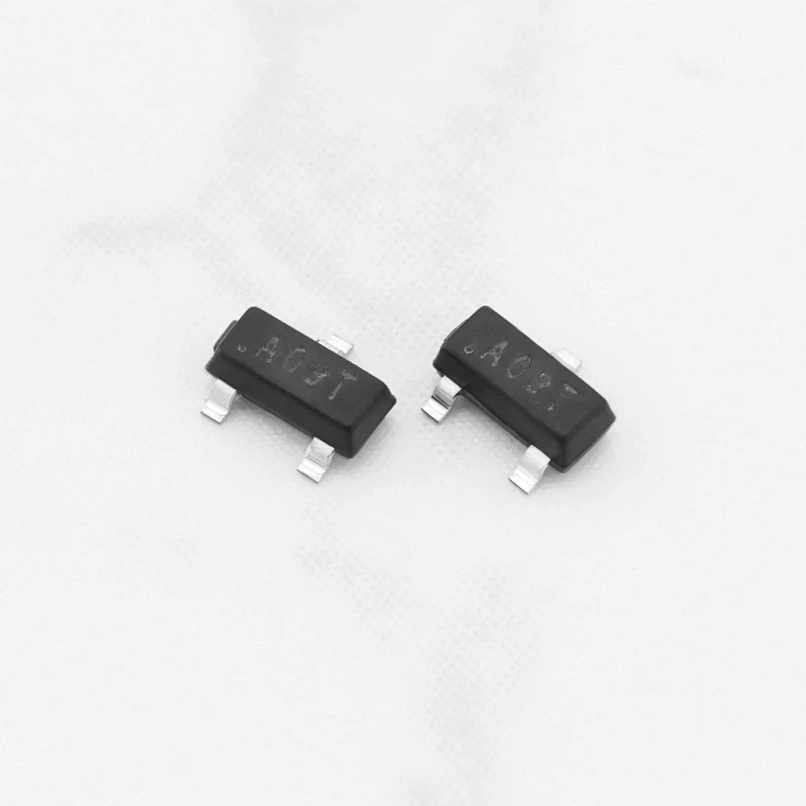 AO3400 A09T 5,7 A 30 V N-kanałowy tryb wzmocnienia kanału P tranzystor polowy kompatybilny z tranzystorem MOSFET SMD AO3400 SOT-23