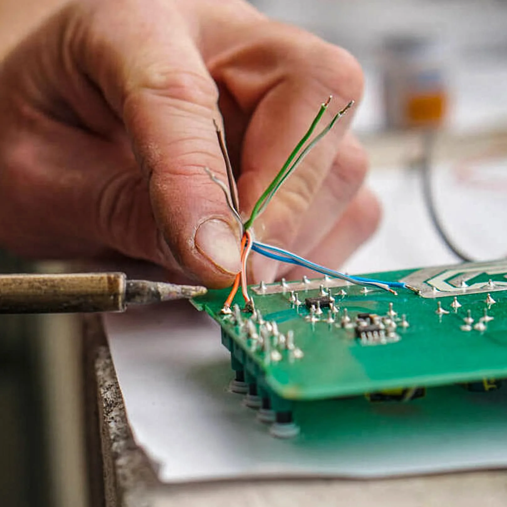 Zestaw przewodów połączeniowych Breadboard 840 sztuk, kable męskie-męskie 14 długości, plastikowe zaciski