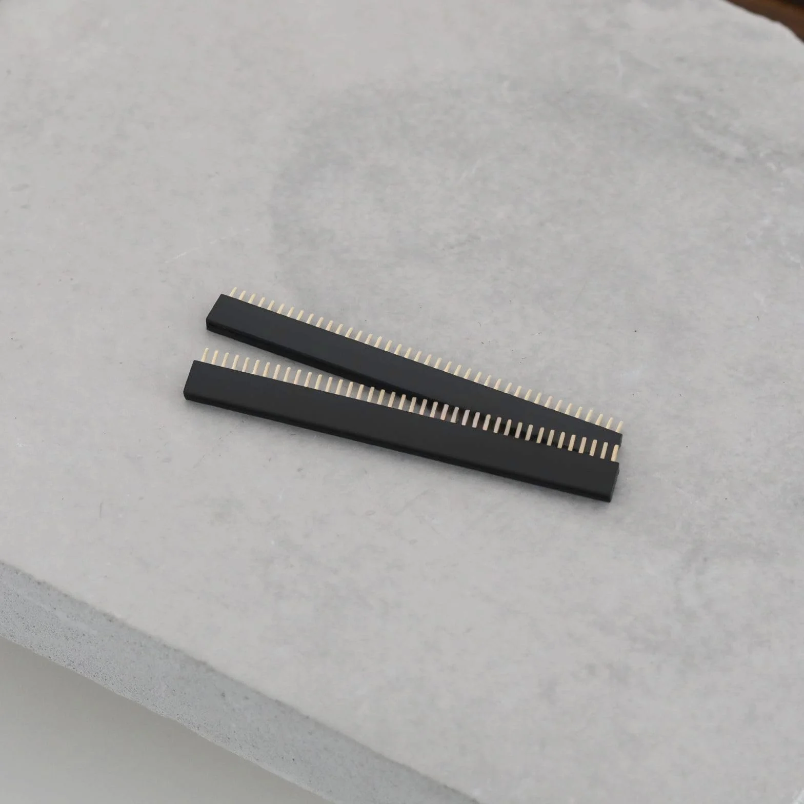 Złącze wtykowe żeńskie 40-pinowe 1,27 mm 51x7x2 mm do PCB