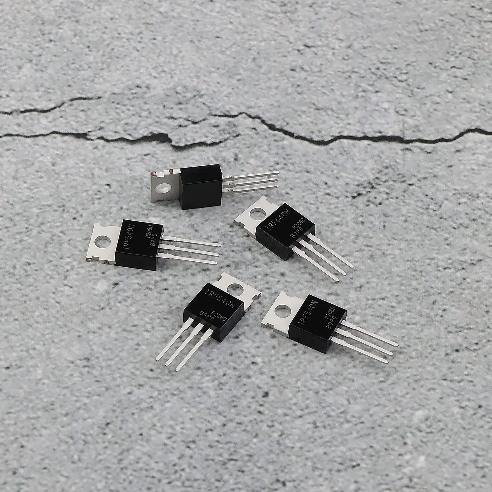 ECSiNG 10 x N-kanałowy tranzystor MOSFET IRF540N ESD znamionowy TO-220 33 A 100 V 3-pinowy międzynarodowy prostownik do przemysłu domowego i majsterkowania