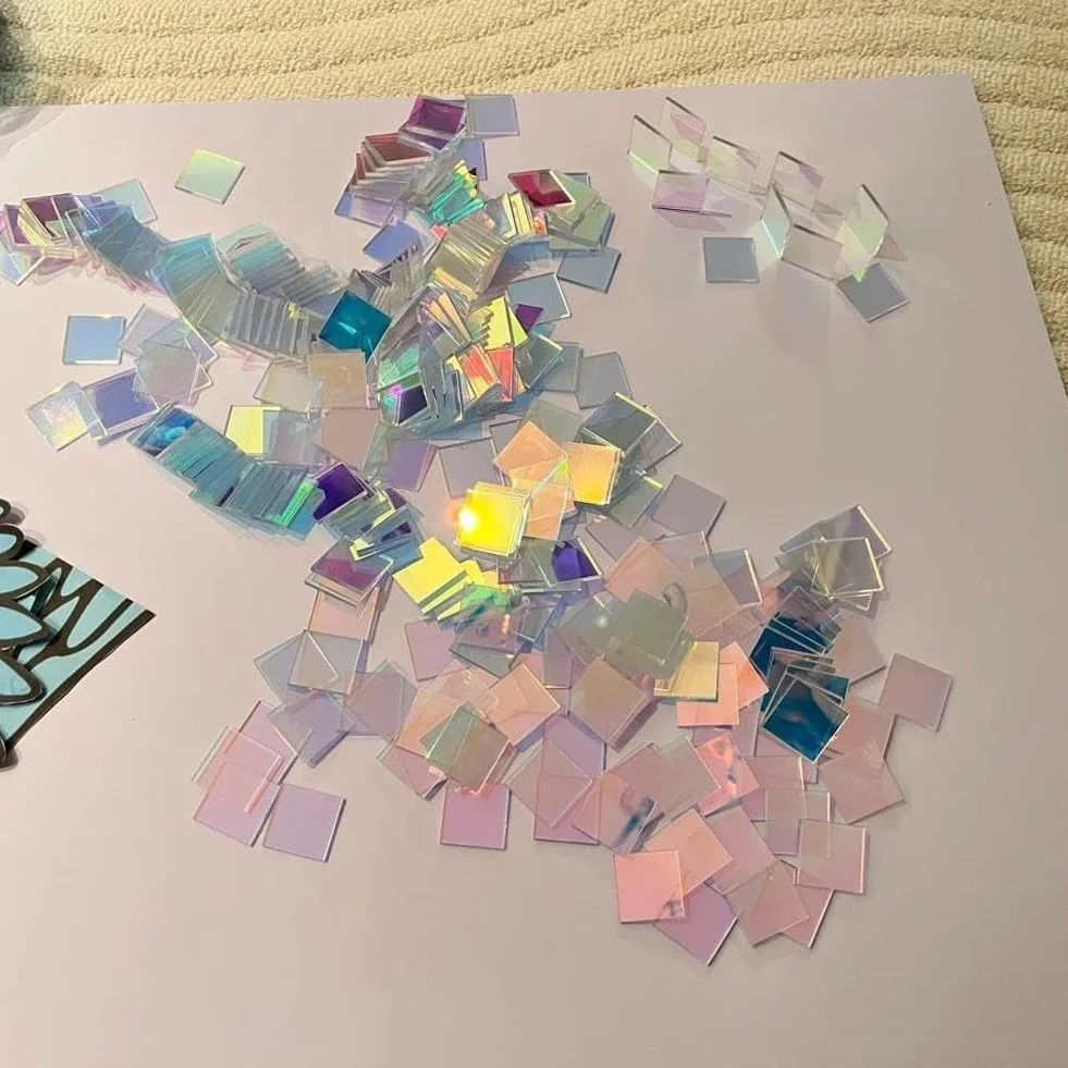 Opalizujące kwadratowe akrylowe, kolorowe mini tęczowe holograficzne arkusze akrylowe, zestaw tęczowych płytek akrylowych do majsterkowania, projektów światła i cienia (2 x 2 cm, 100 szt.)