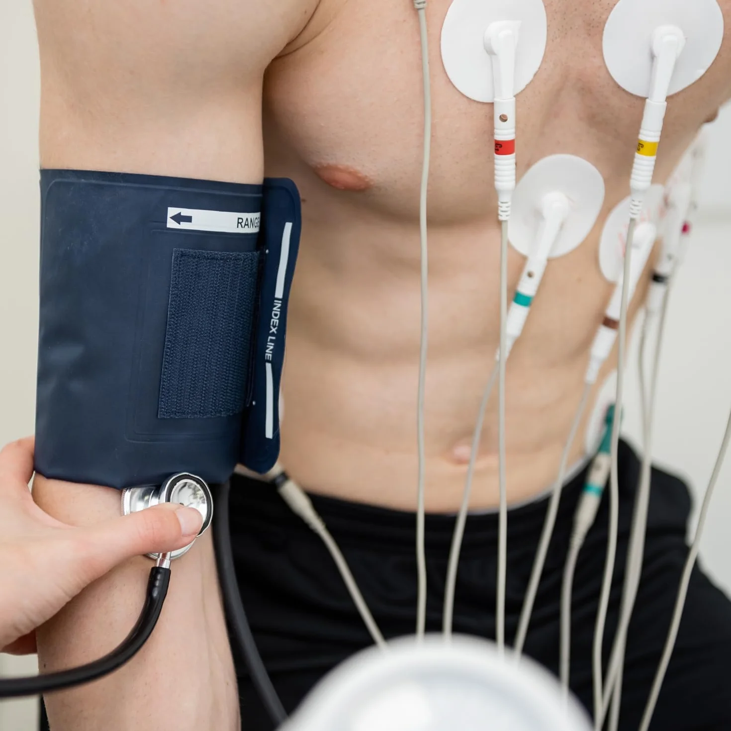 TIGA-MED Jednorazowe elektrody EKG z żelem stałym | 100 sztuk (2 x 50) | Średnica: 43 mm | Wyprodukowano w UE | Jakość szpitalna | Jednorazowe elektrody samoprzylepne