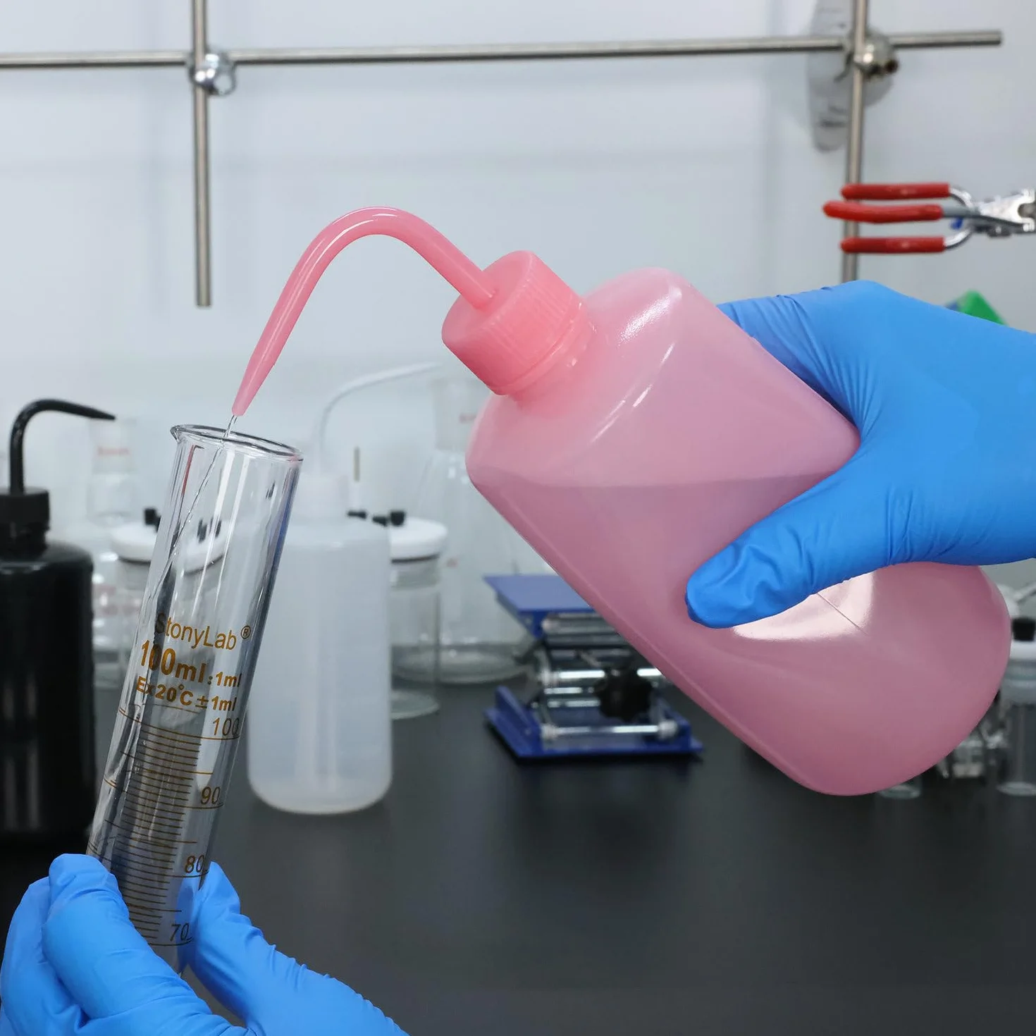 stonylab Chemiczna Butelka do Płukania, 2-Pak Narzędzie Podlewania LDPE Ściskana Bezpieczna Plastikowa Butelka do Płukania z Etykietami Skali i Wąskim Końcem Polewania, do Użytku Lab, Różowy, 250 ml