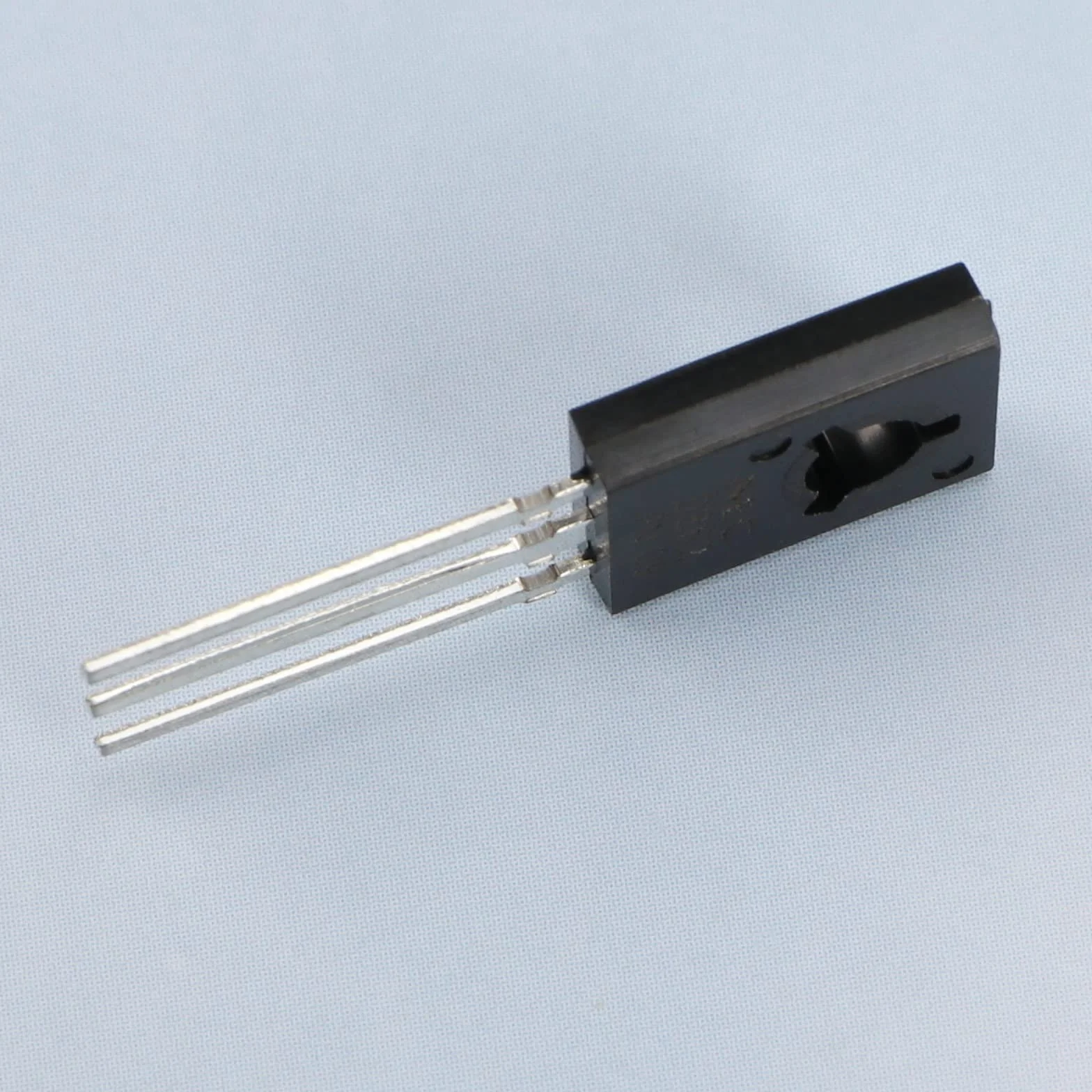 10 szt. tranzystora NPN silikonowy moc ogólnego przeznaczenia 3-pinowy tranzystor NEC TO-126 produkty półprzewodnikowe 2SD882 40 V 3 A 1,0 W do radia audio