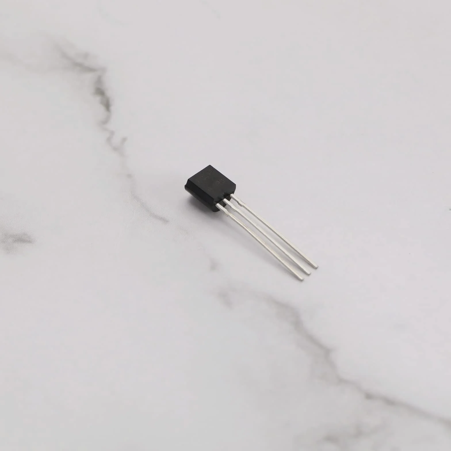 200 szt. BC547 TO-92 NPN tranzystor 0,1 A 45 V do elektronicznego projektu DIY panel słoneczny ładowarka obwód rozwoju produktu zasilanie przełączające