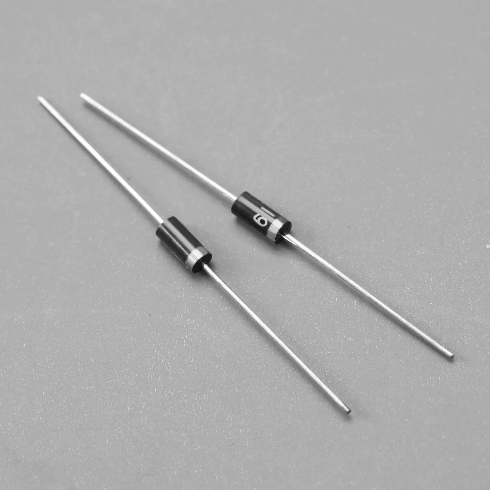 100 szt. 1N5819 Diody Schottky 1 A 40 V Diody prostownika bariery Schottky'ego komponenty elektroniczne do obwodu ładowarki paneli słonecznych, rozwój produktu
