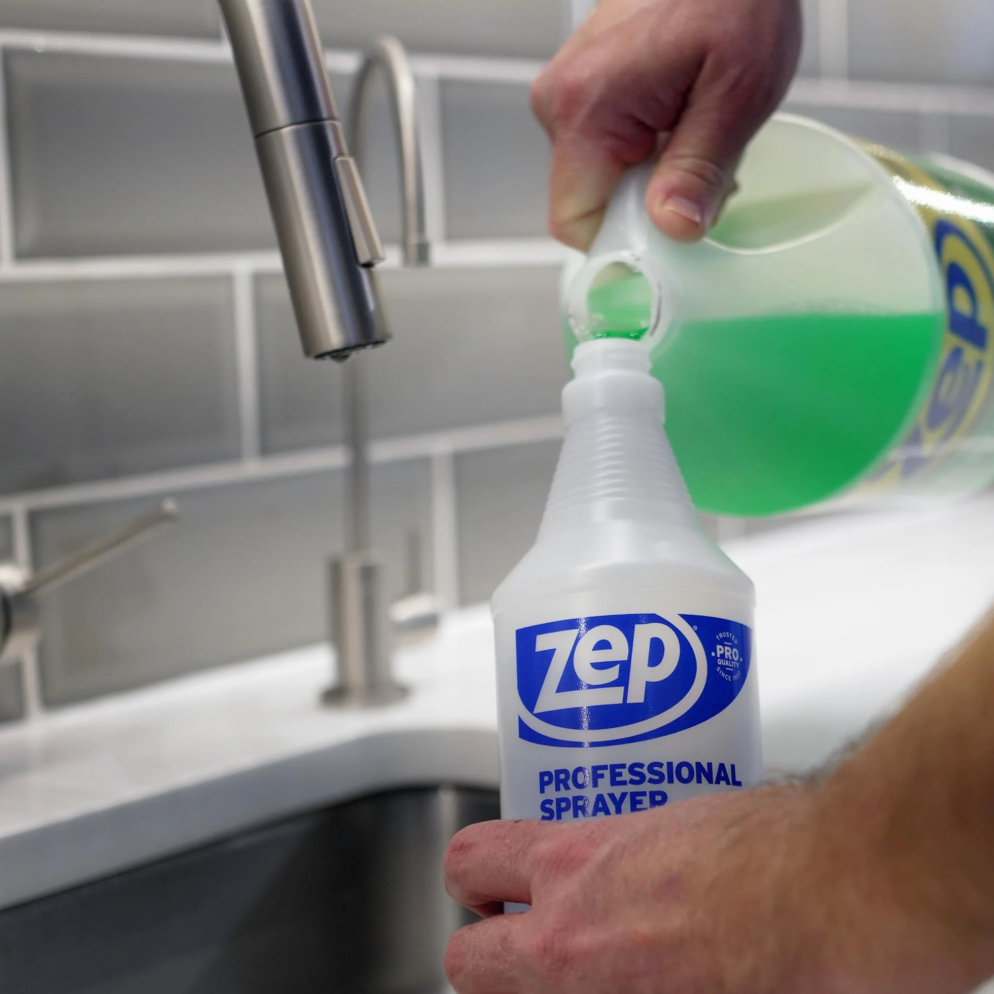 Zep Profesjonalna butelka z rozpylaczem 907 ml - spray do 9 m, regulowana dysza
