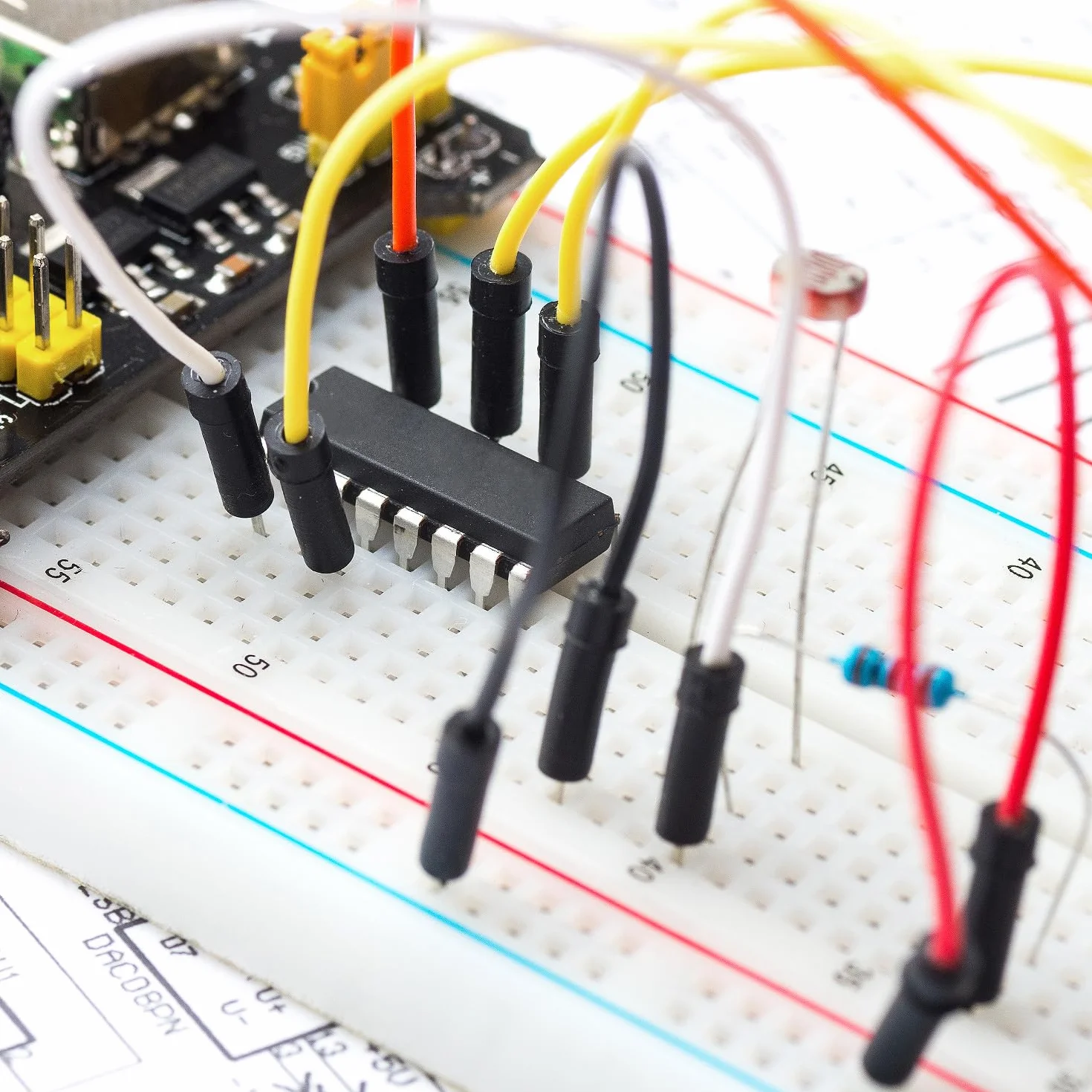 QWORK® Zestaw komponentów elektronicznych z płytą prototypową, modułem zasilania i zworkami, kompatybilny z Arduino, STM32, Raspberry Pi 420 szt
