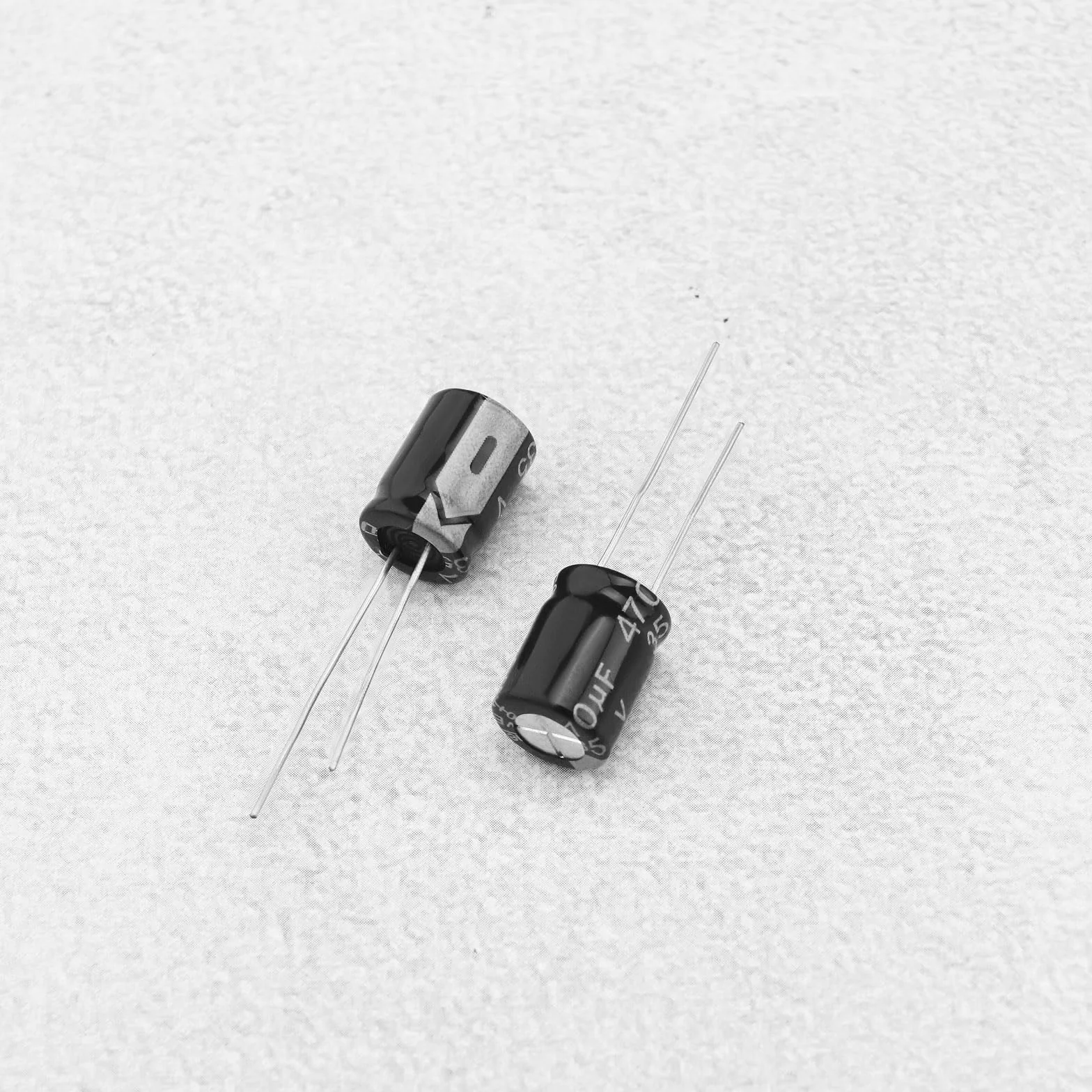 Kondensatory 470uf 35V aluminiowe promieniowe kondensatory elektrolityczne 105C wysoka temperatura do naprawy elektroniki, oświetlenie LED, wzmacniacze audio, 10 x 13 mm