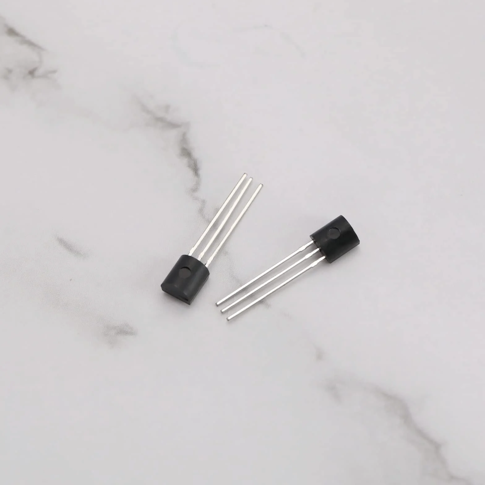 200 szt. BC547 TO-92 NPN tranzystor 0,1 A 45 V do elektronicznego projektu DIY panel słoneczny ładowarka obwód rozwoju produktu zasilanie przełączające
