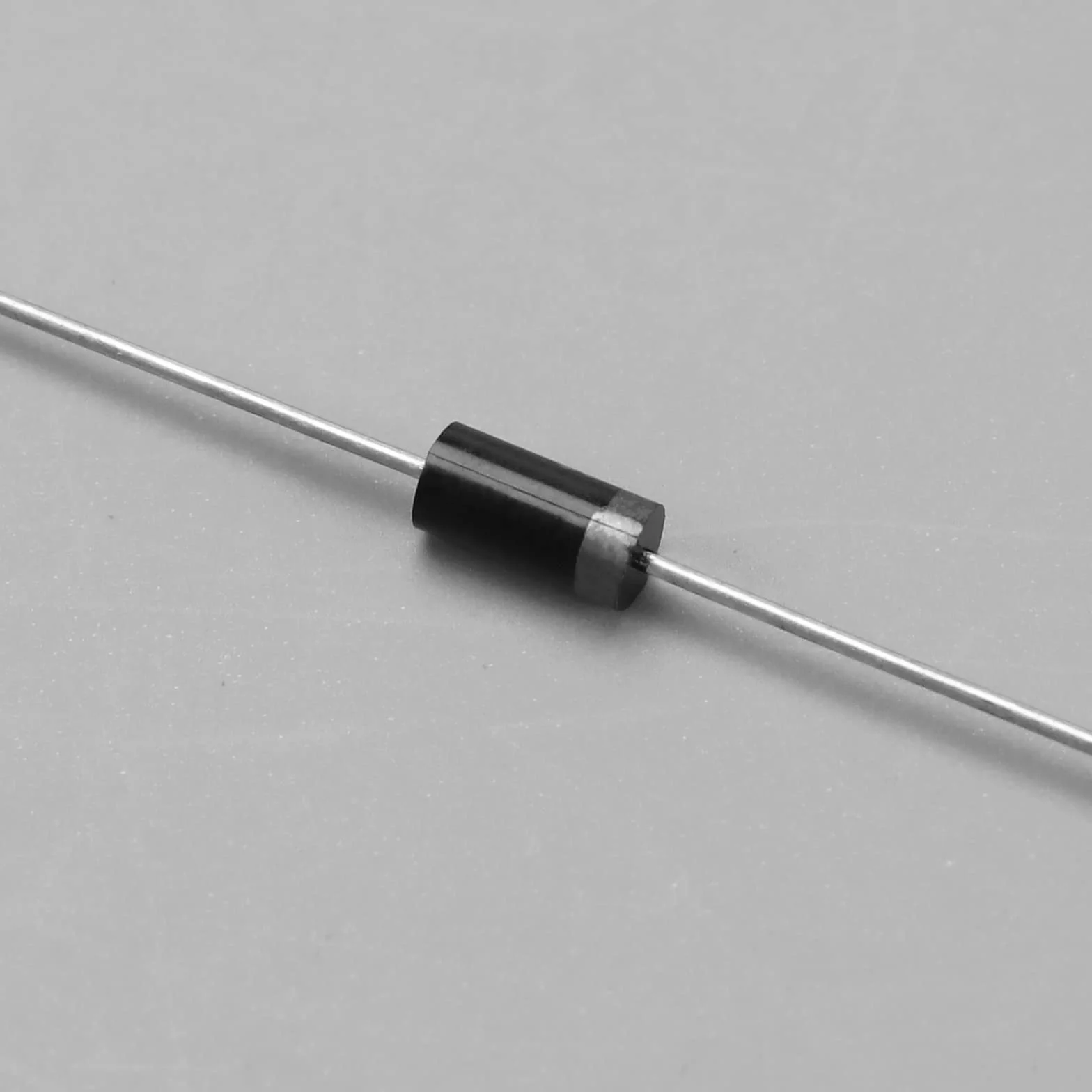 100 szt. 1N5819 Diody Schottky 1 A 40 V Diody prostownika bariery Schottky'ego komponenty elektroniczne do obwodu ładowarki paneli słonecznych, rozwój produktu