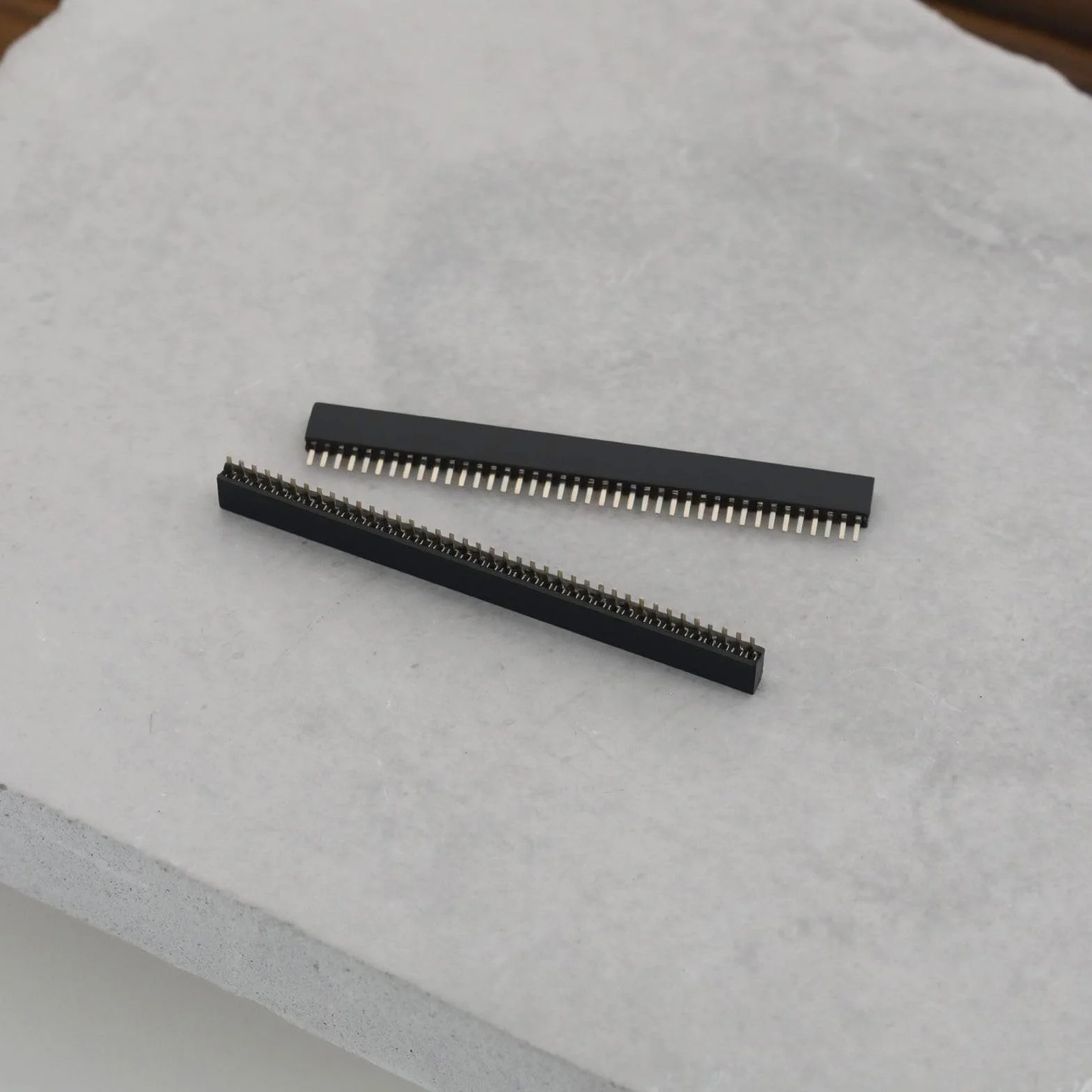 Złącze wtykowe żeńskie 40-pinowe 1,27 mm 51x7x2 mm do PCB