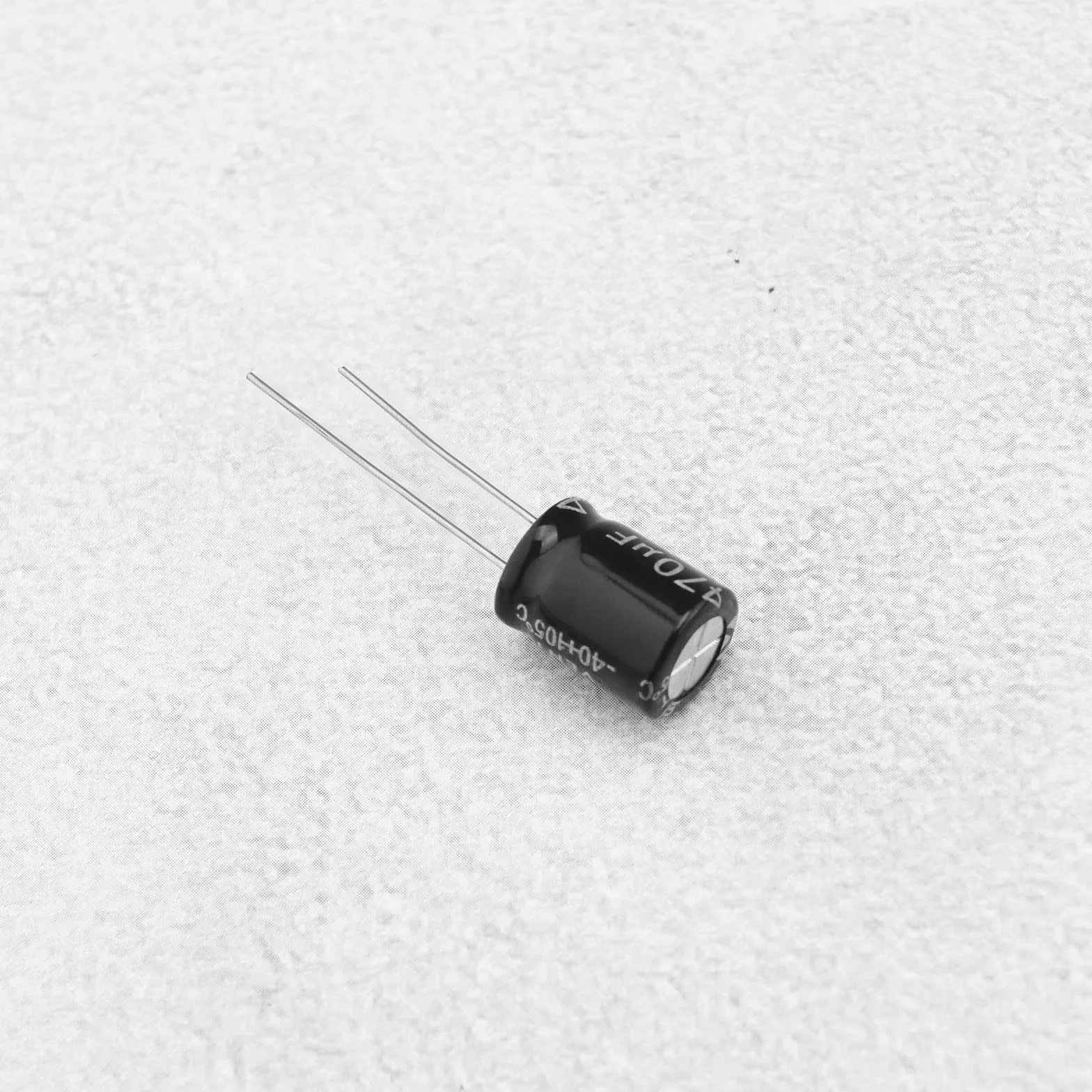 Kondensatory 470uf 35V aluminiowe promieniowe kondensatory elektrolityczne 105C wysoka temperatura do naprawy elektroniki, oświetlenie LED, wzmacniacze audio, 10 x 13 mm