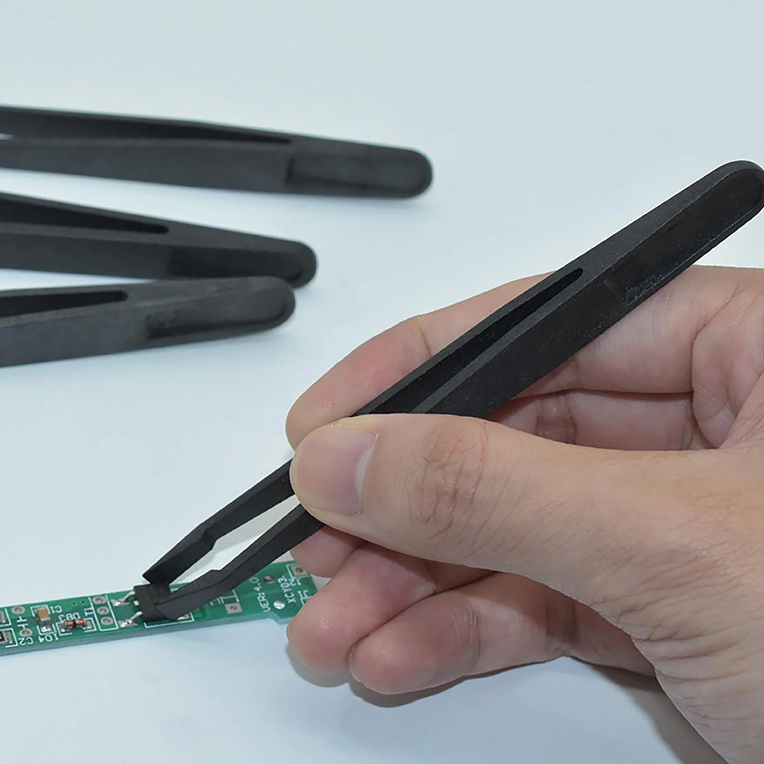 Zestaw precyzyjnych pęset antystatycznych z tworzywa sztucznego 8 sztuk do elektroniki
