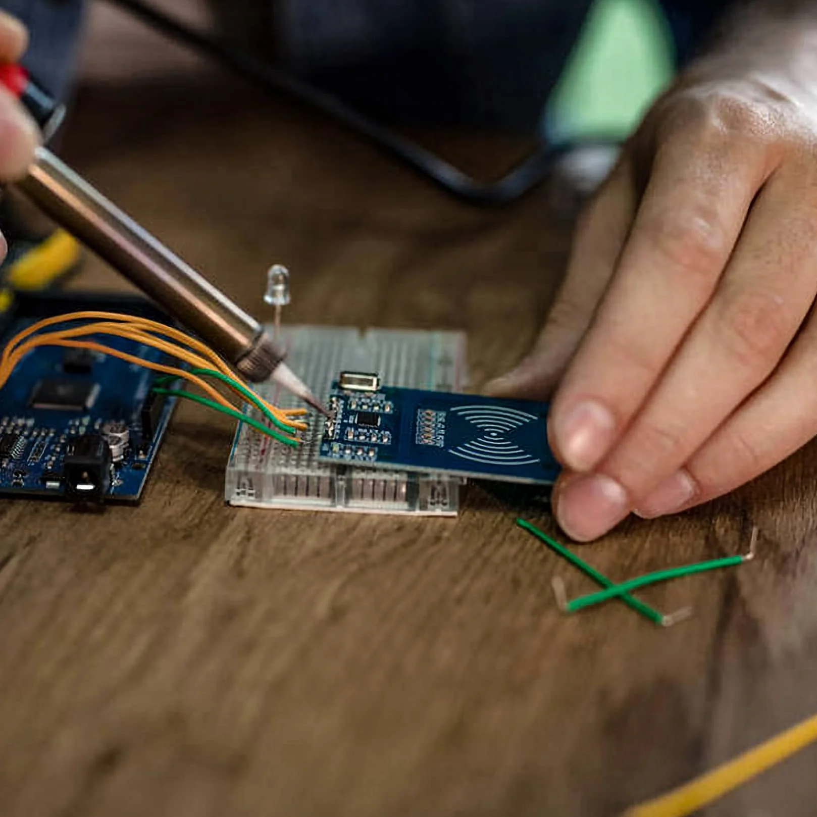 Zestaw przewodów połączeniowych Breadboard 840 sztuk, kable męskie-męskie 14 długości, plastikowe zaciski