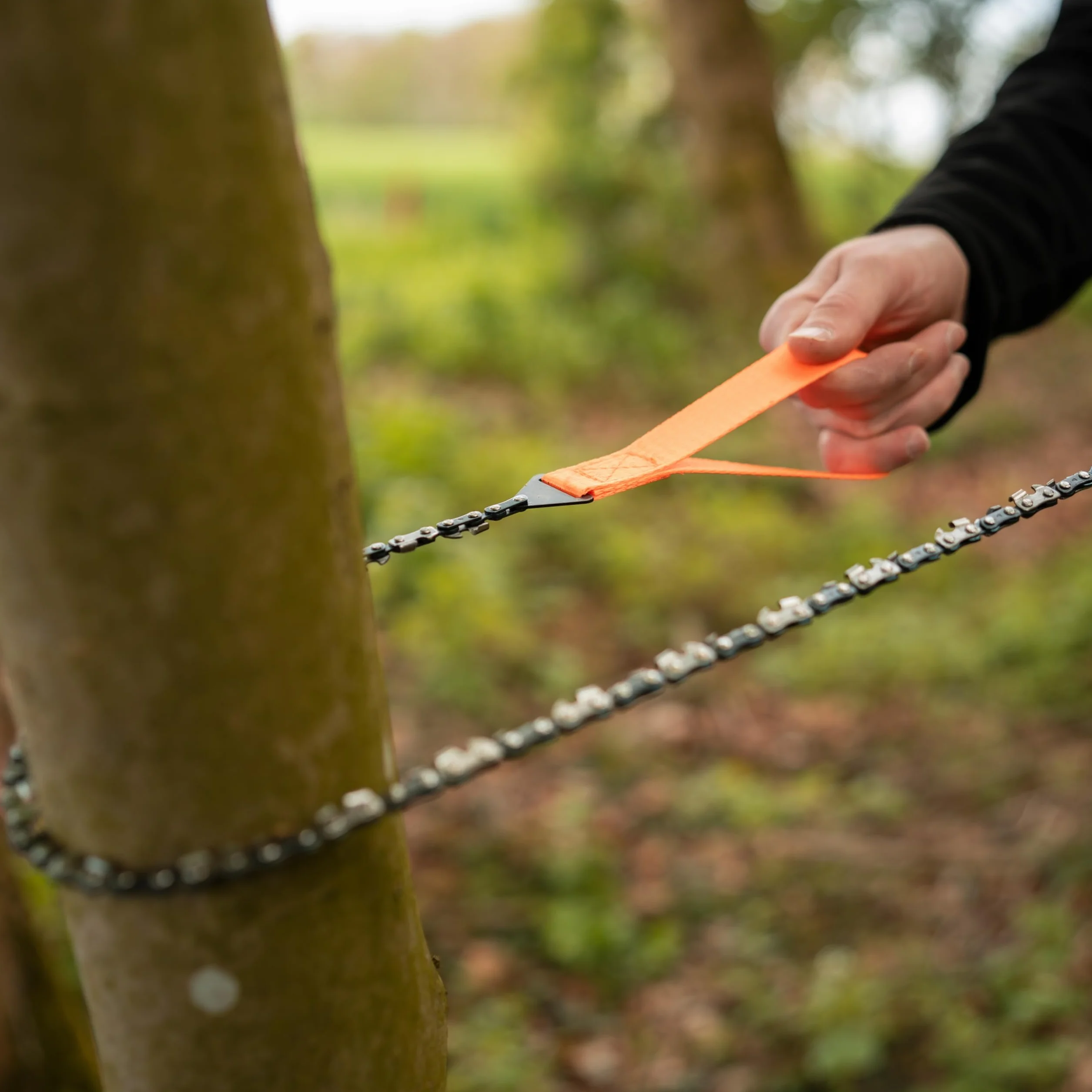 Ręczna piła łańcuchowa Woodilla ze stali węglowej, survivalowa z dwoma końcówkami uchwytu, zestaw z torbą