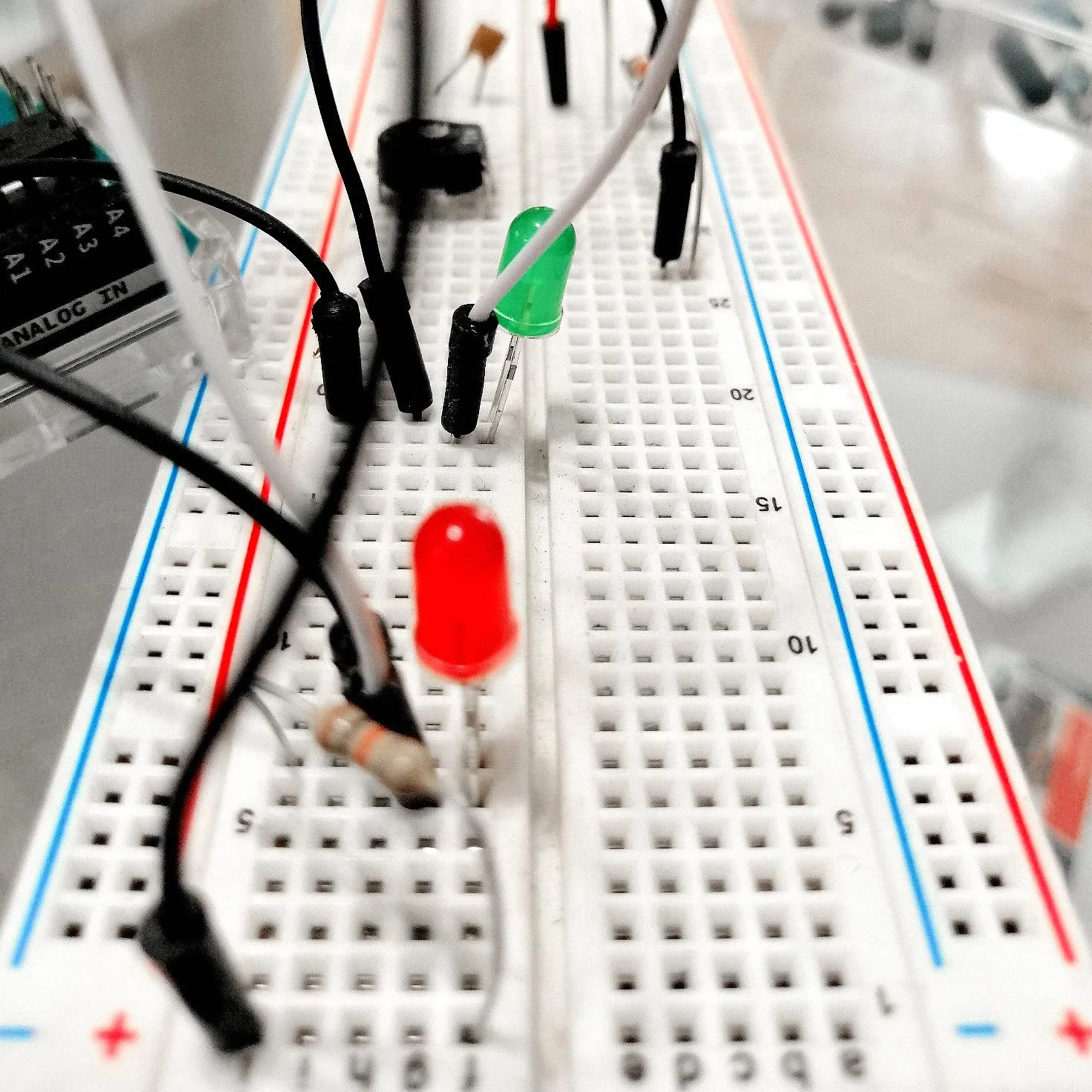 QWORK® Zestaw komponentów elektronicznych z płytą prototypową, modułem zasilania i zworkami, kompatybilny z Arduino, STM32, Raspberry Pi 420 szt