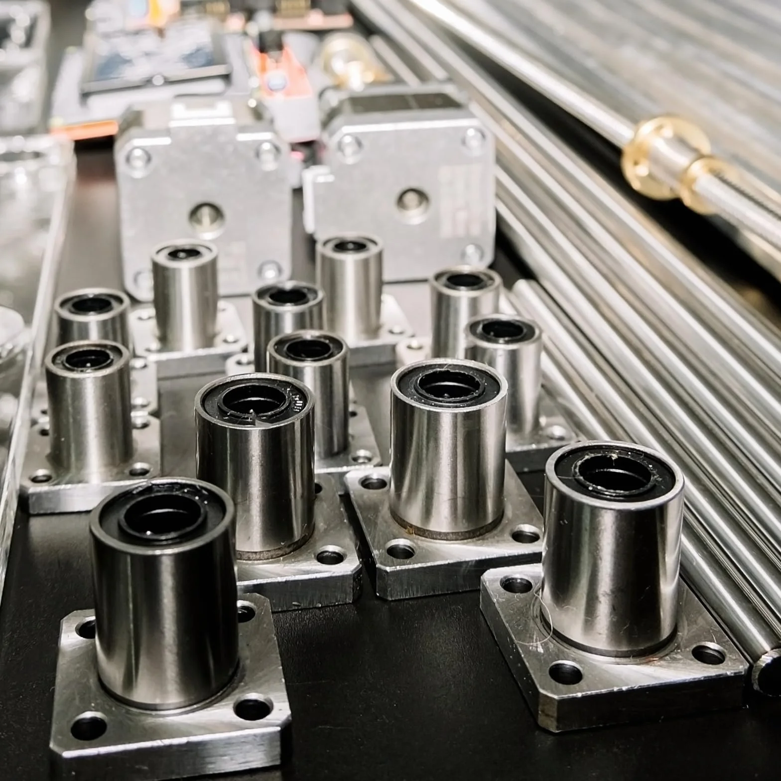QUARKZMAN LMK8UU liniowe łożysko kulkowe 8 mm otwór 15 mm OD 24 mm długość kwadratowy kołnierz stalowa klatka do maszyny CNC drukarki 3D