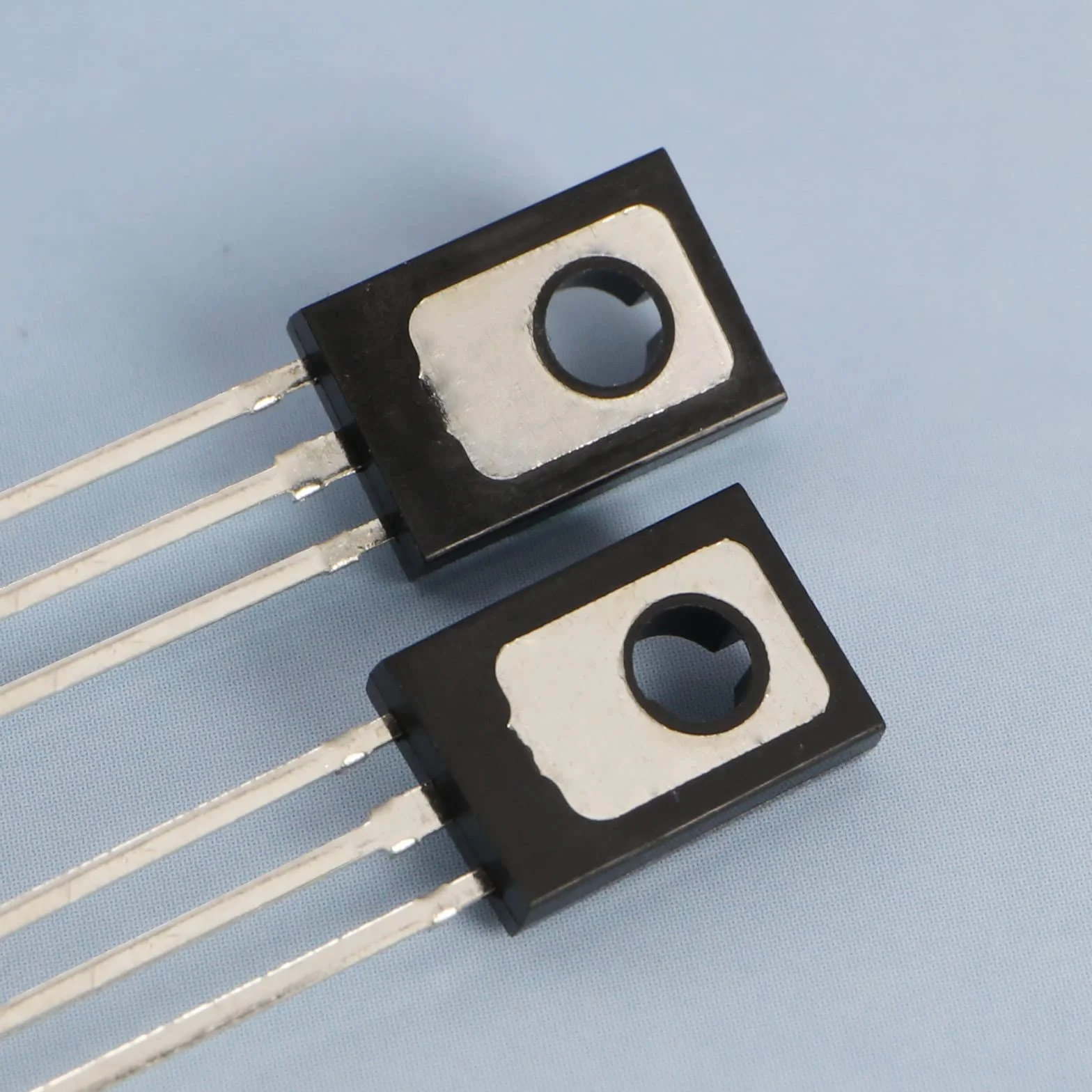 10 szt. tranzystora NPN silikonowy moc ogólnego przeznaczenia 3-pinowy tranzystor NEC TO-126 produkty półprzewodnikowe 2SD882 40 V 3 A 1,0 W do radia audio