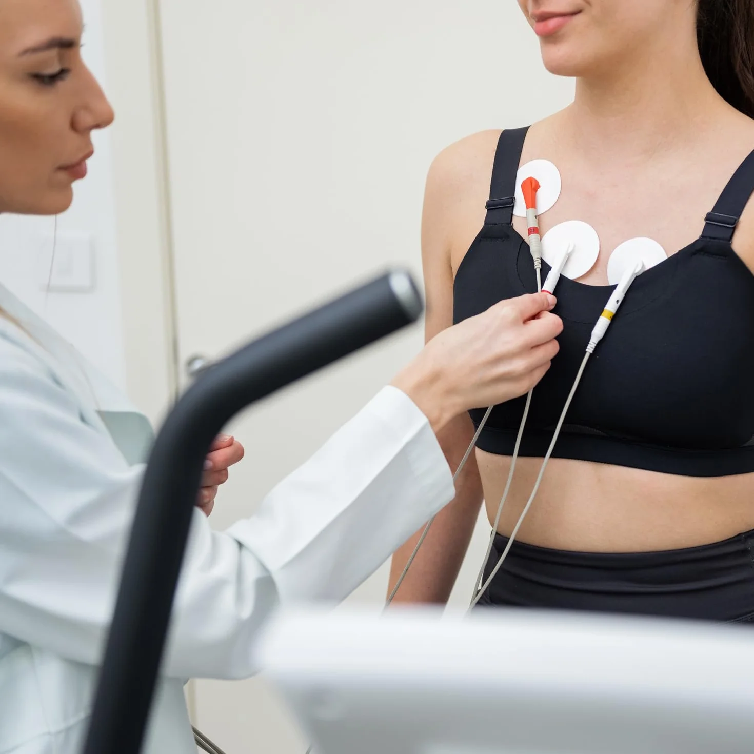 TIGA-MED Jednorazowe elektrody EKG z żelem stałym | 100 sztuk (2 x 50) | Średnica: 43 mm | Wyprodukowano w UE | Jakość szpitalna | Jednorazowe elektrody samoprzylepne