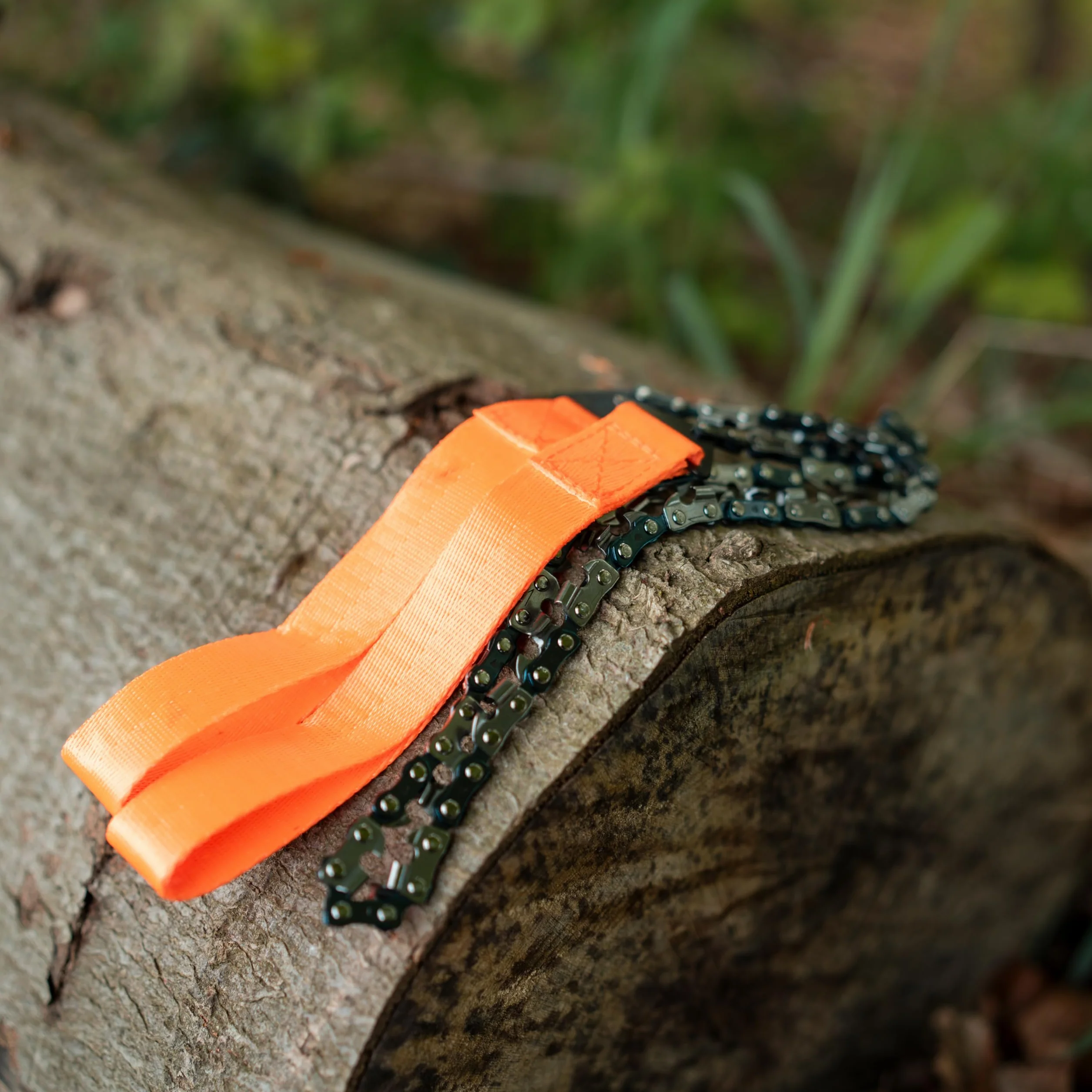 Ręczna piła łańcuchowa Woodilla ze stali węglowej, survivalowa z dwoma końcówkami uchwytu, zestaw z torbą
