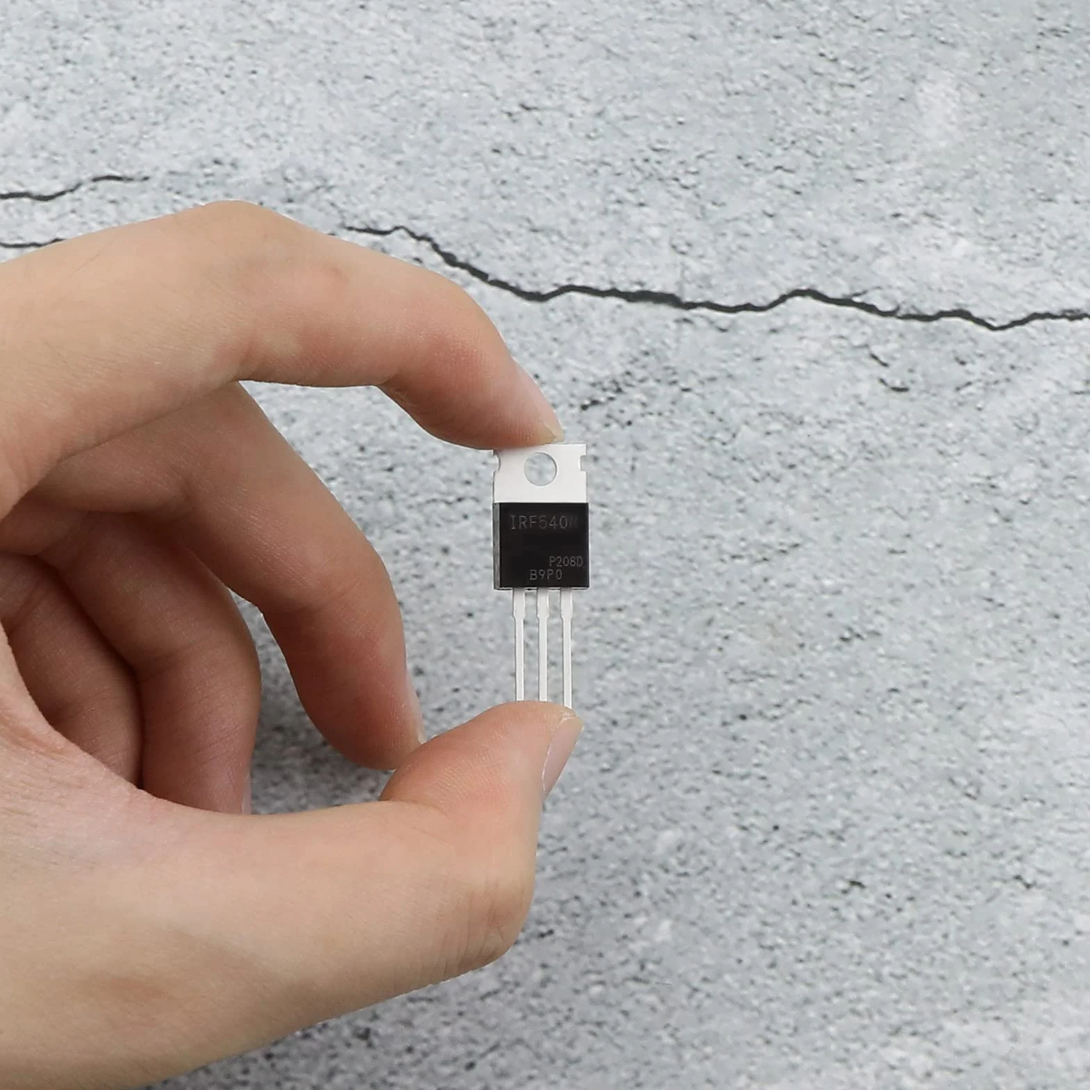 ECSiNG 10 x N-kanałowy tranzystor MOSFET IRF540N ESD znamionowy TO-220 33 A 100 V 3-pinowy międzynarodowy prostownik do przemysłu domowego i majsterkowania
